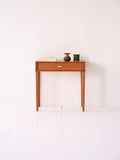 Comodino vintage con maniglia dorata
