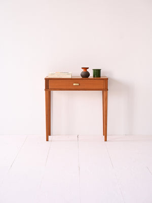 Comodino vintage con maniglia dorata