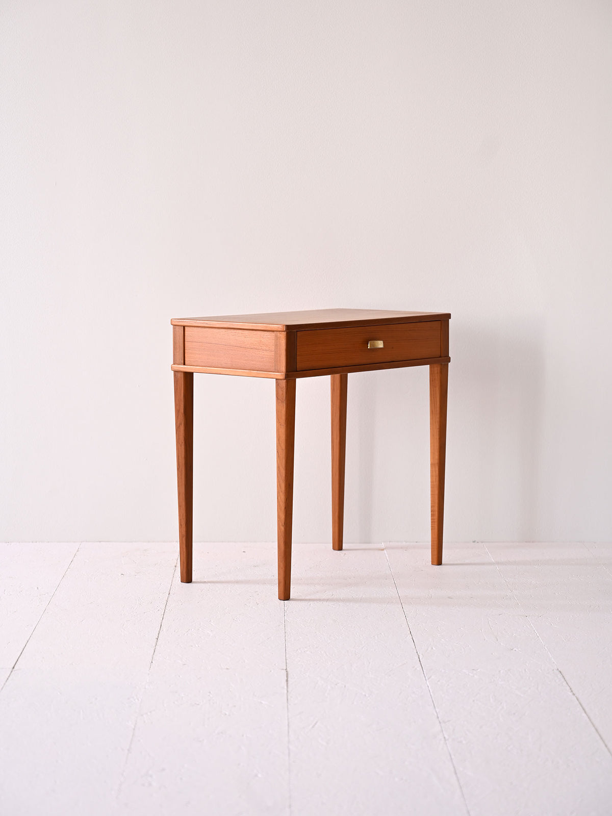 Comodino vintage con maniglia dorata 2