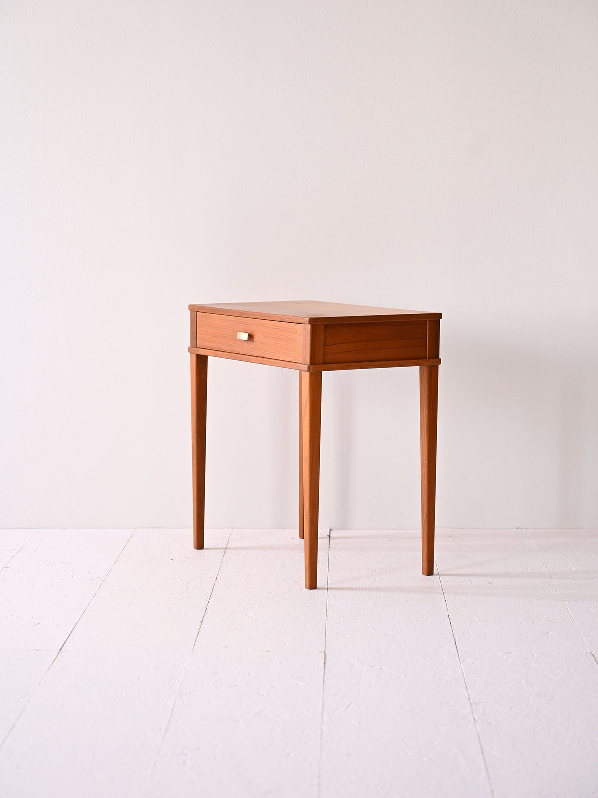Comodino vintage con maniglia dorata 3