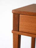 Comodino vintage con maniglia dorata 5
