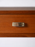 Comodino vintage con maniglia dorata 6