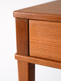 Comodino vintage con maniglia dorata 9