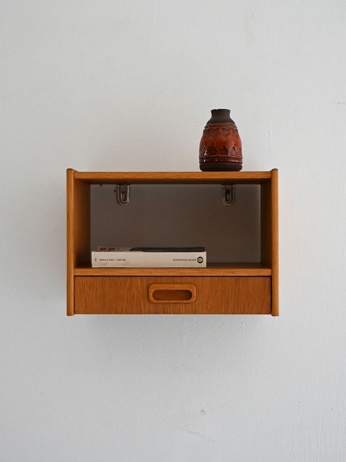 Comodino da parete scandinavo anni ’60 in rovere