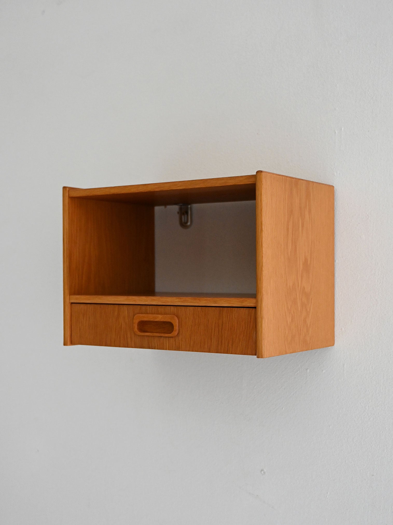 Comodino da parete scandinavo anni ’60 in rovere