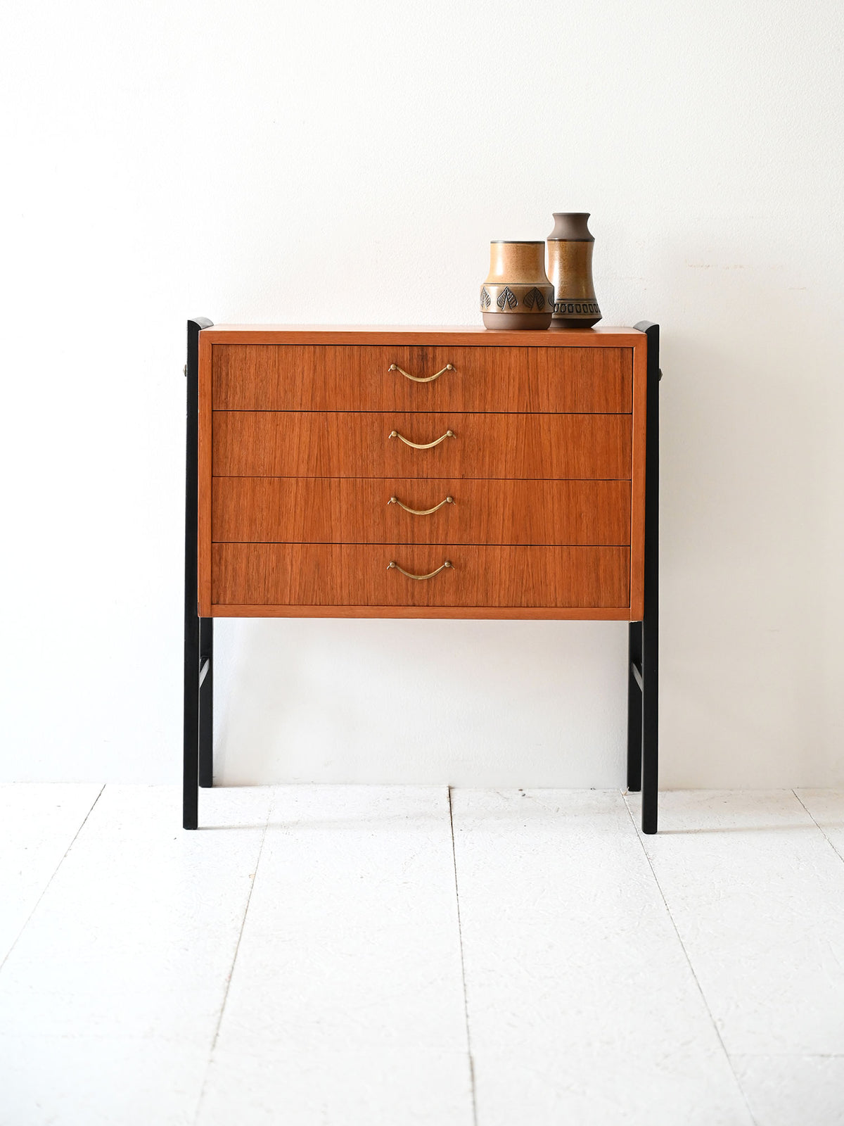Comodino scandinavo anni ’50 in teak e ottone