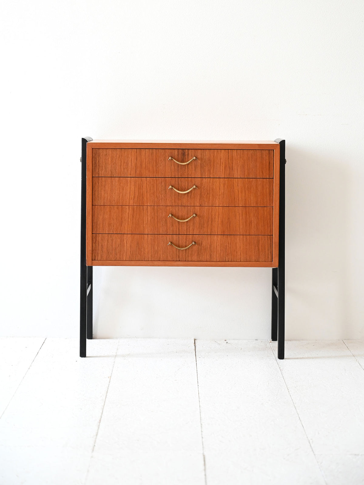 Comodino scandinavo anni ’50 in teak e ottone 1