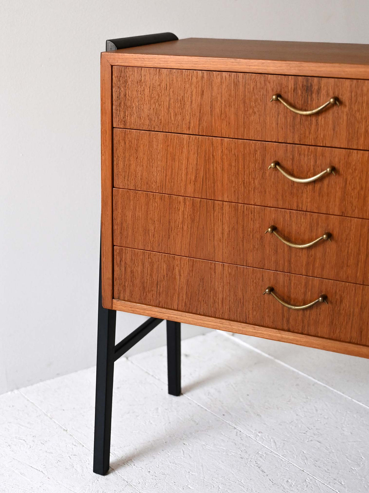 Comodino scandinavo anni ’50 in teak e ottone 5