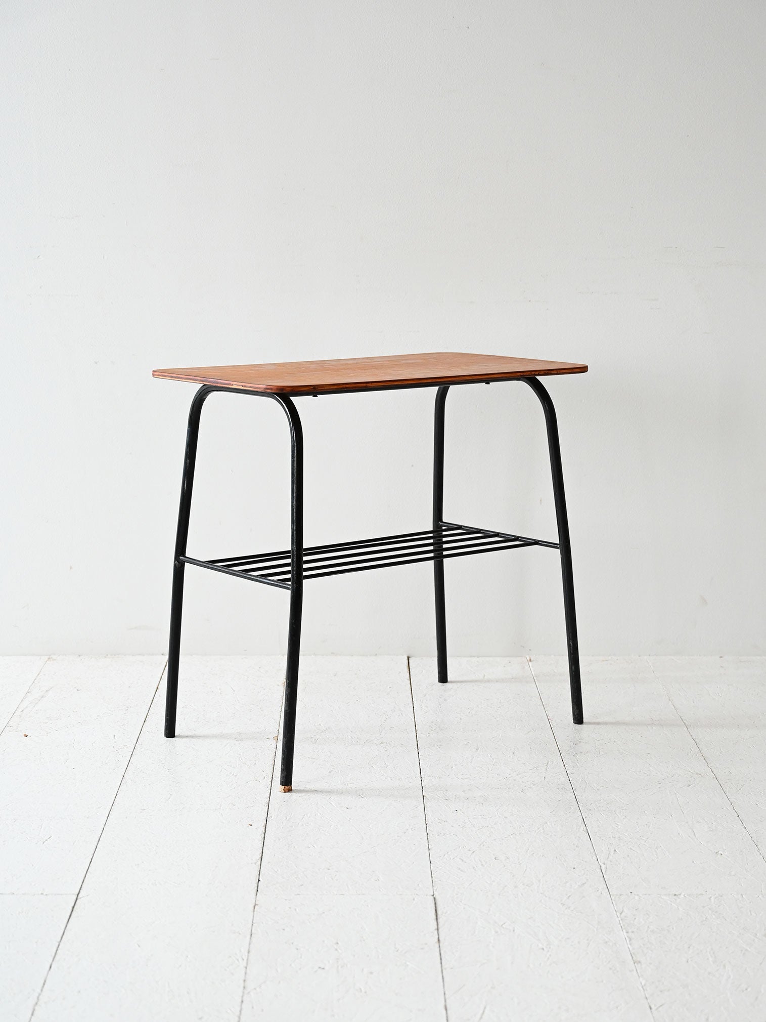 Coffee table scandinavo vintage con struttura in metallo 3