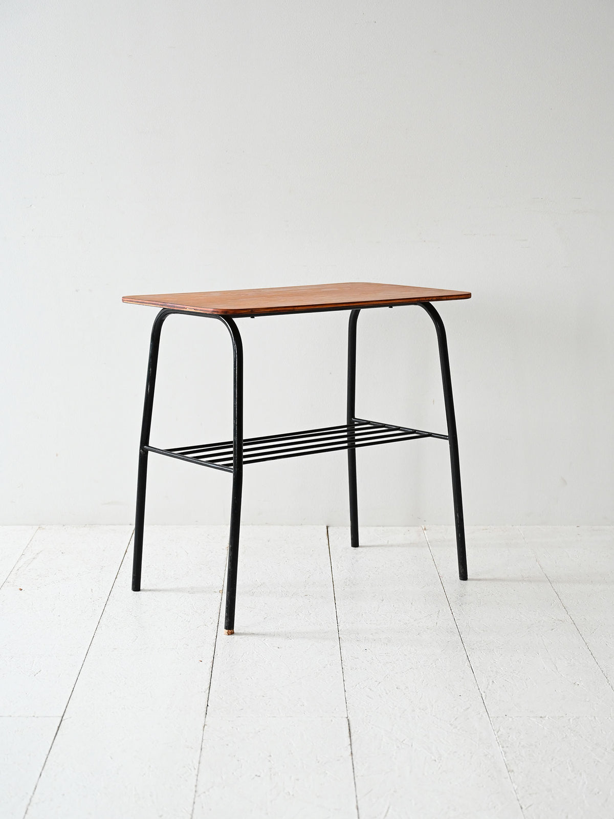 Coffee table scandinavo vintage con struttura in metallo 3