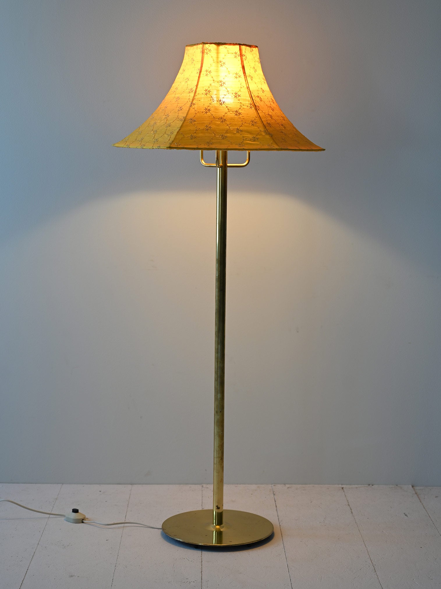 Lampada vintage con paralume giallo 1