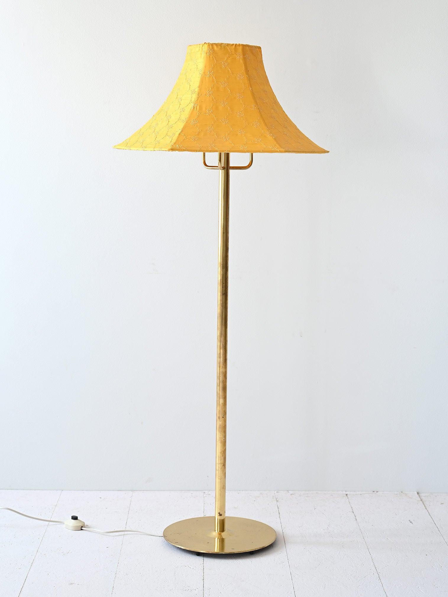 Lampada vintage con paralume giallo 2