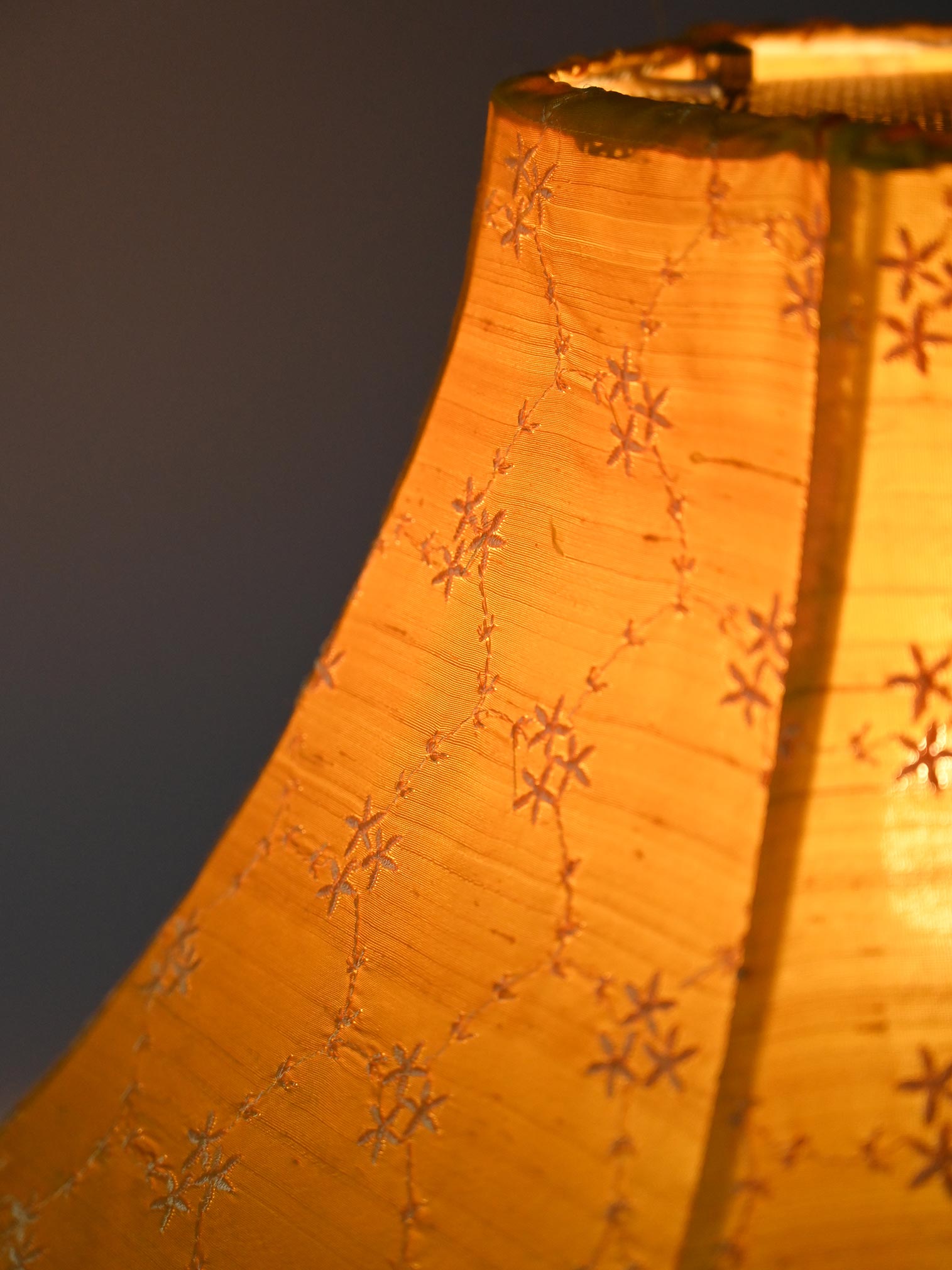 Lampada vintage con paralume giallo 8