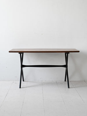 Tavolino scandinavo con gambe nere 1