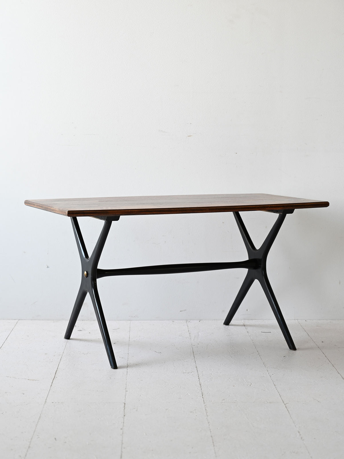 Tavolino scandinavo con gambe nere 2