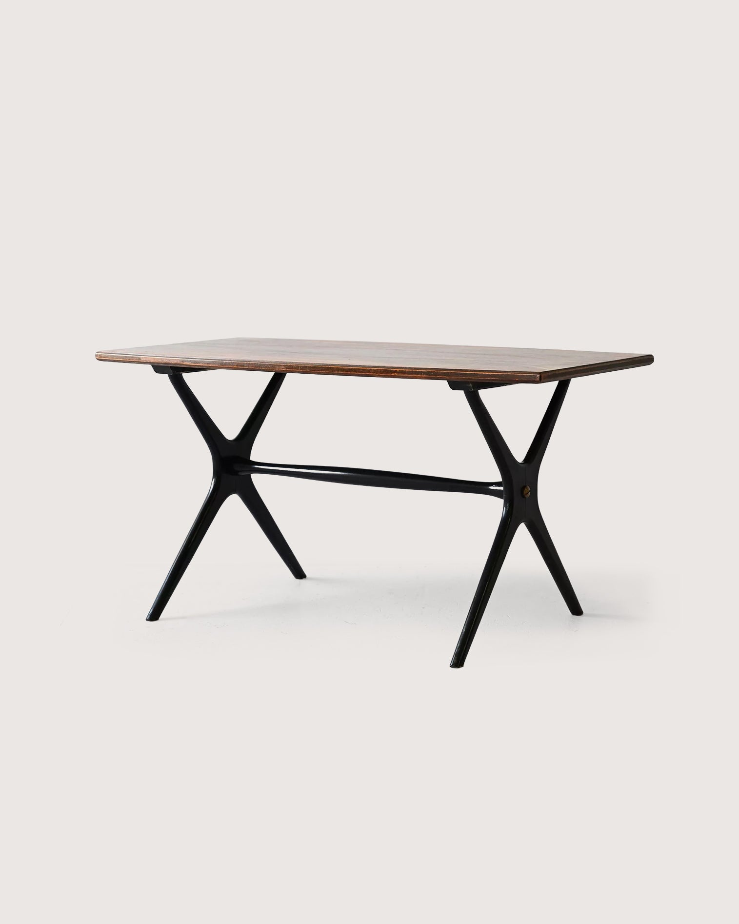 Tavolino scandinavo con gambe nere