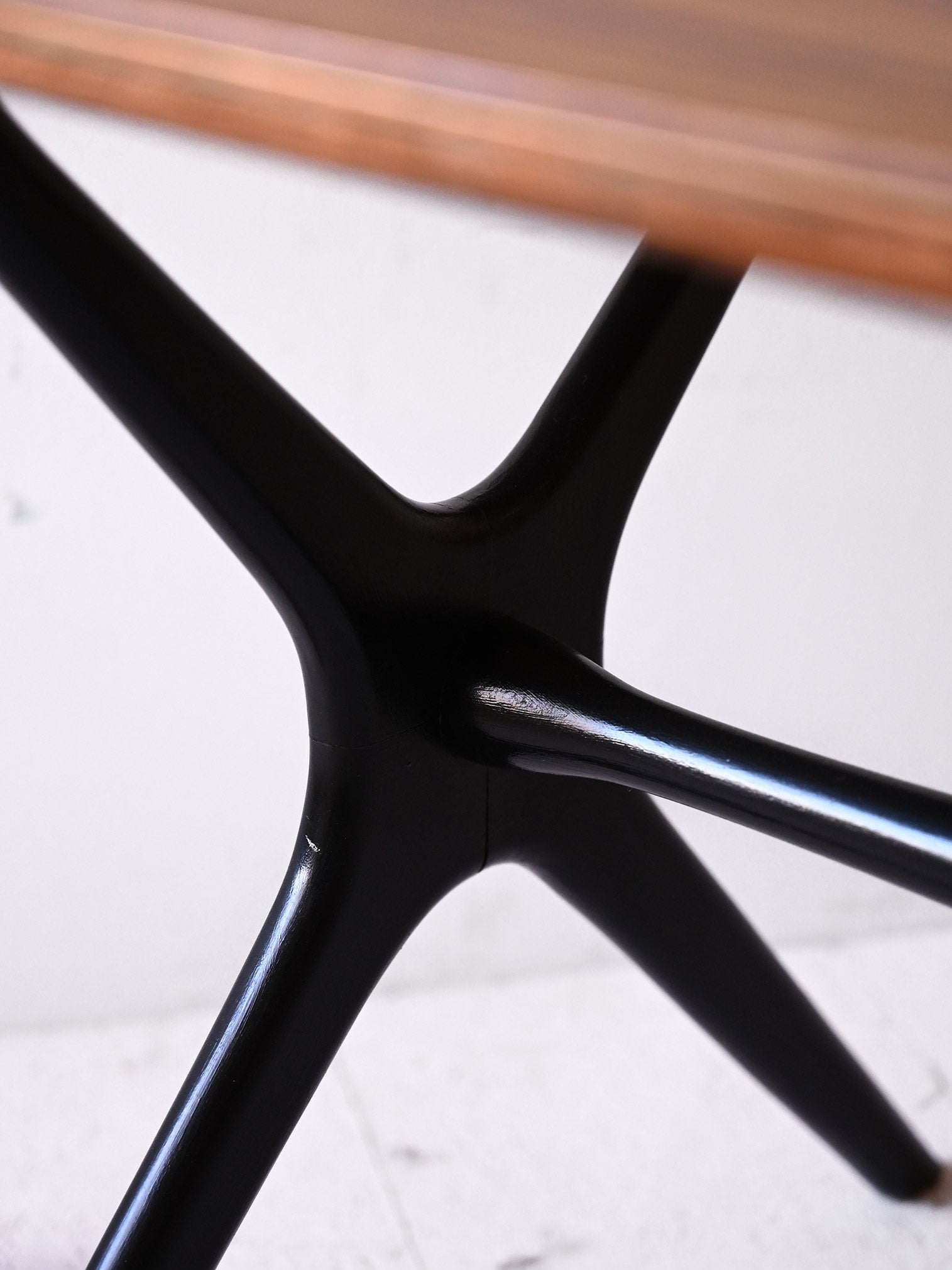 Tavolino scandinavo con gambe nere