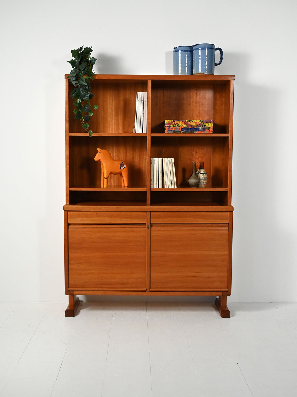 Libreria scandinava con sideboard e mensole a vista, anni 40/50