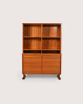 Libreria scandinava con sideboard e mensole a vista, anni 40/50