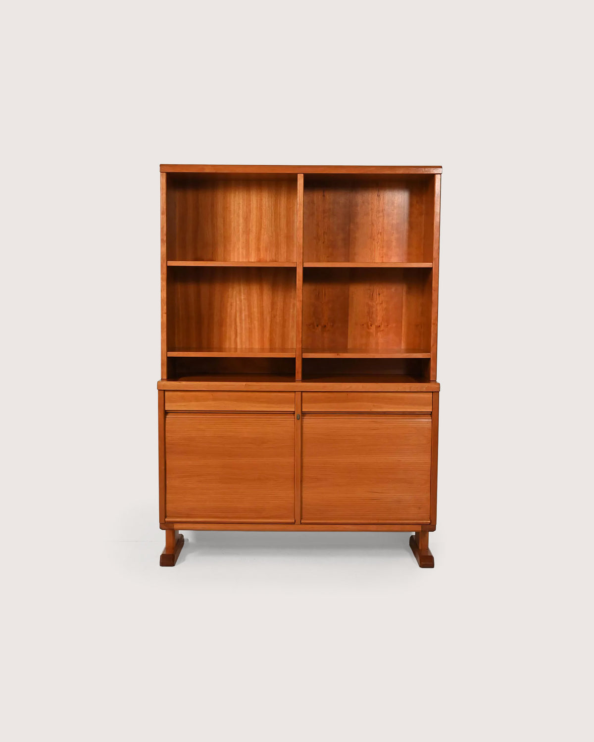 Libreria scandinava con sideboard e mensole a vista, anni 40/50