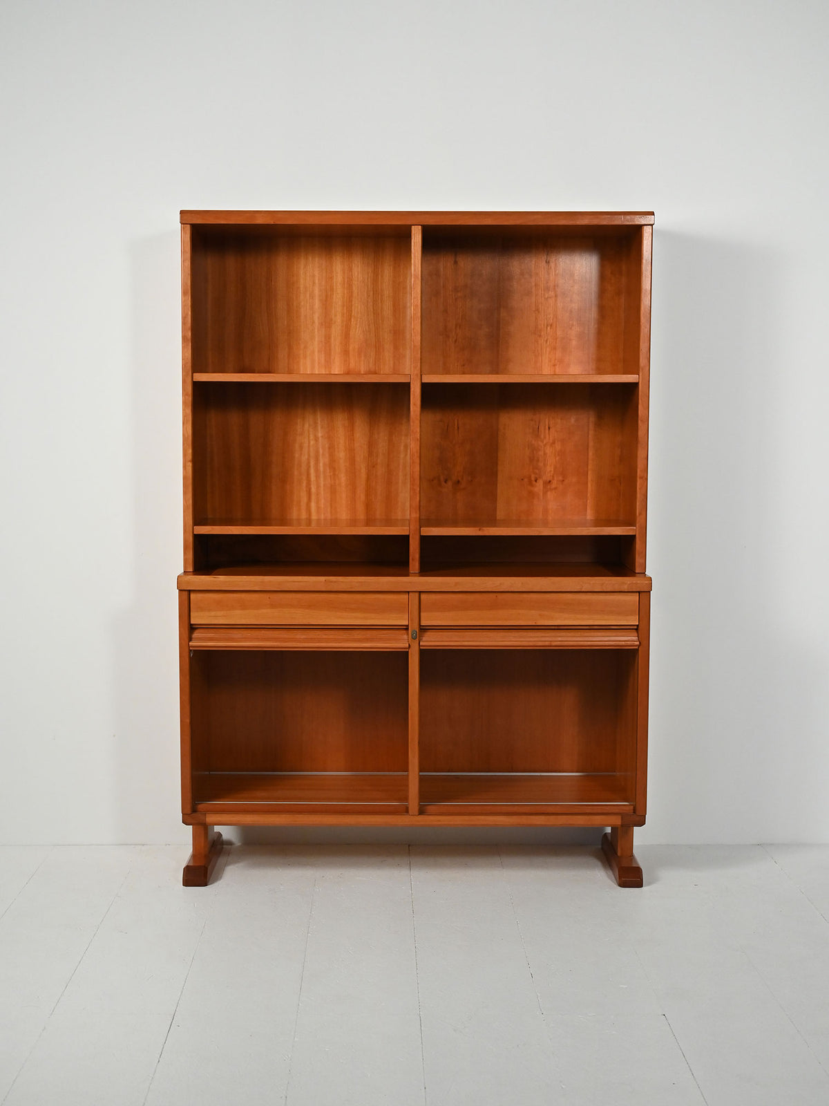 Libreria scandinava con sideboard e mensole a vista, anni 40/50 2