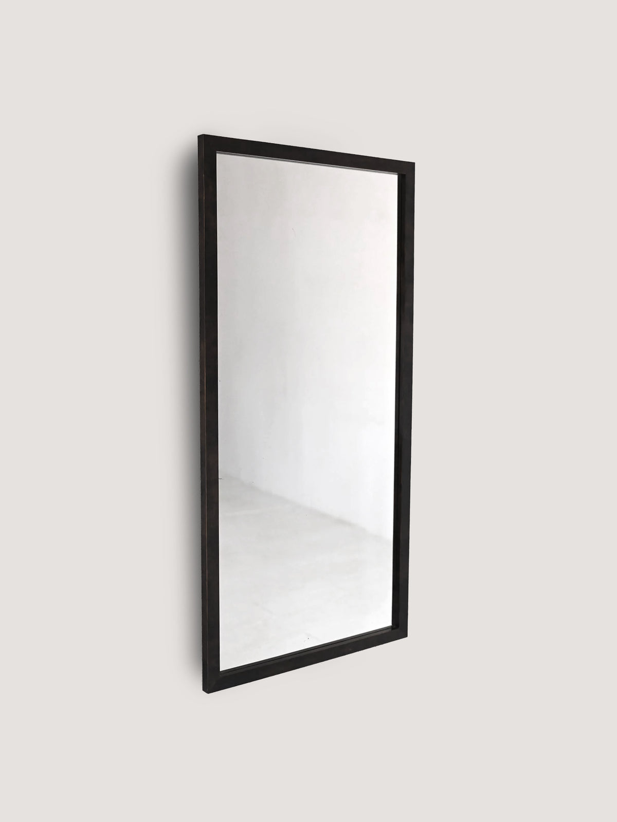 Specchio scandinavo con cornice in legno