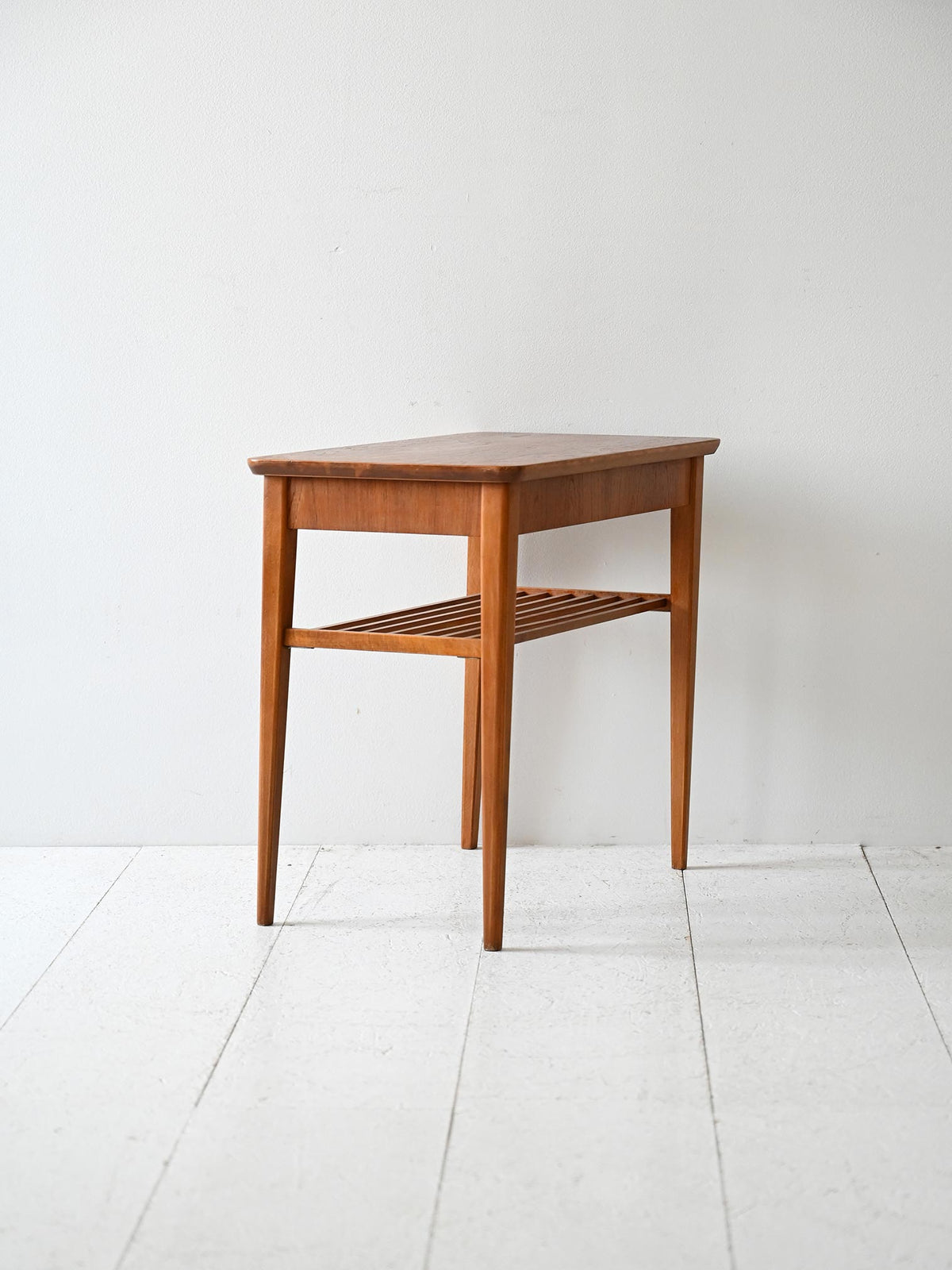 Comodino scandinavo vintage in teak con mensola 2