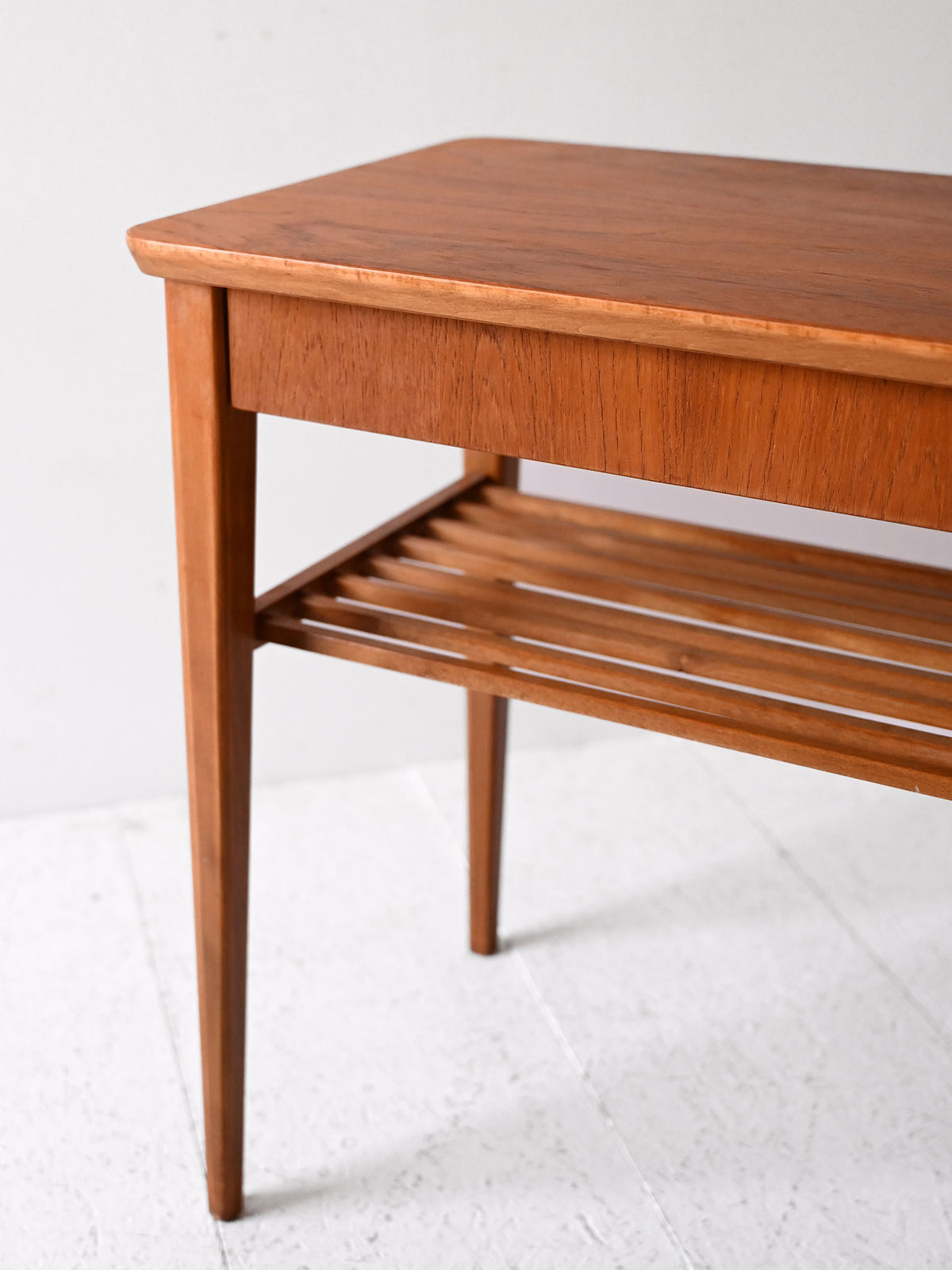 Comodino scandinavo vintage in teak con mensola 5