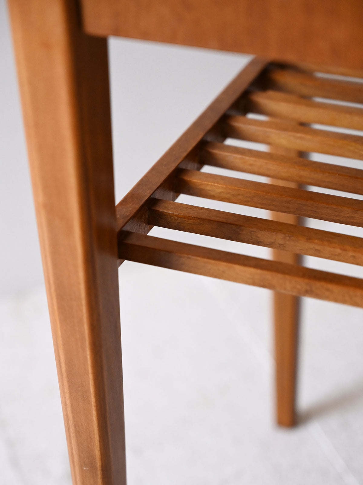 Comodino scandinavo vintage in teak con mensola 6