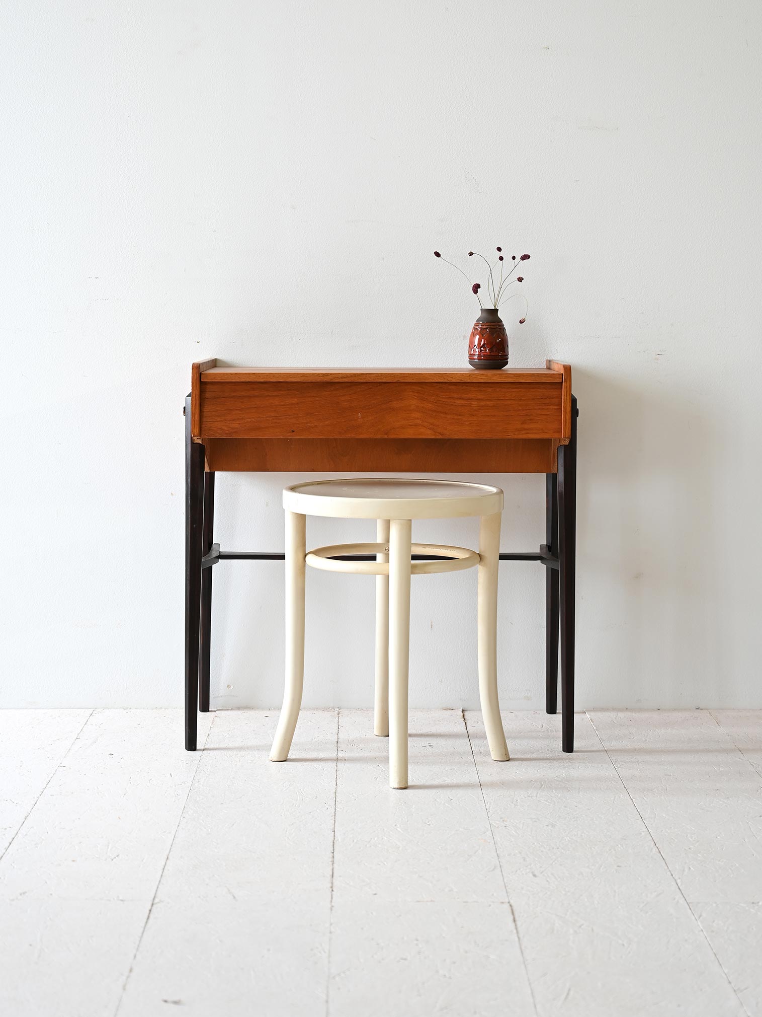 Tavolino scandinavo con piano a ribalta