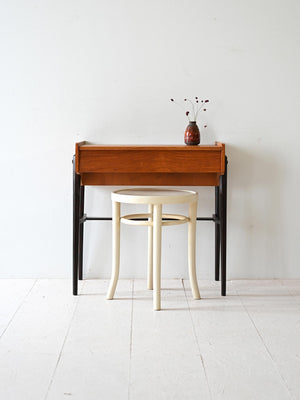 Tavolino scandinavo con piano a ribalta