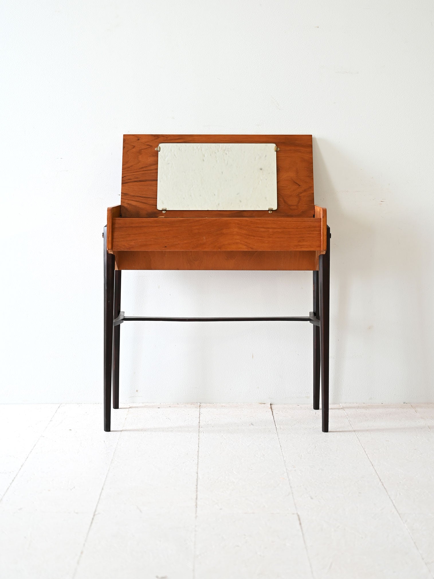 Tavolino scandinavo con piano a ribalta 1