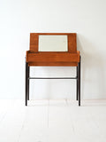 Tavolino scandinavo con piano a ribalta 1