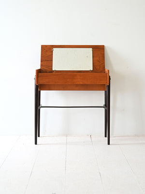 Tavolino scandinavo con piano a ribalta 1