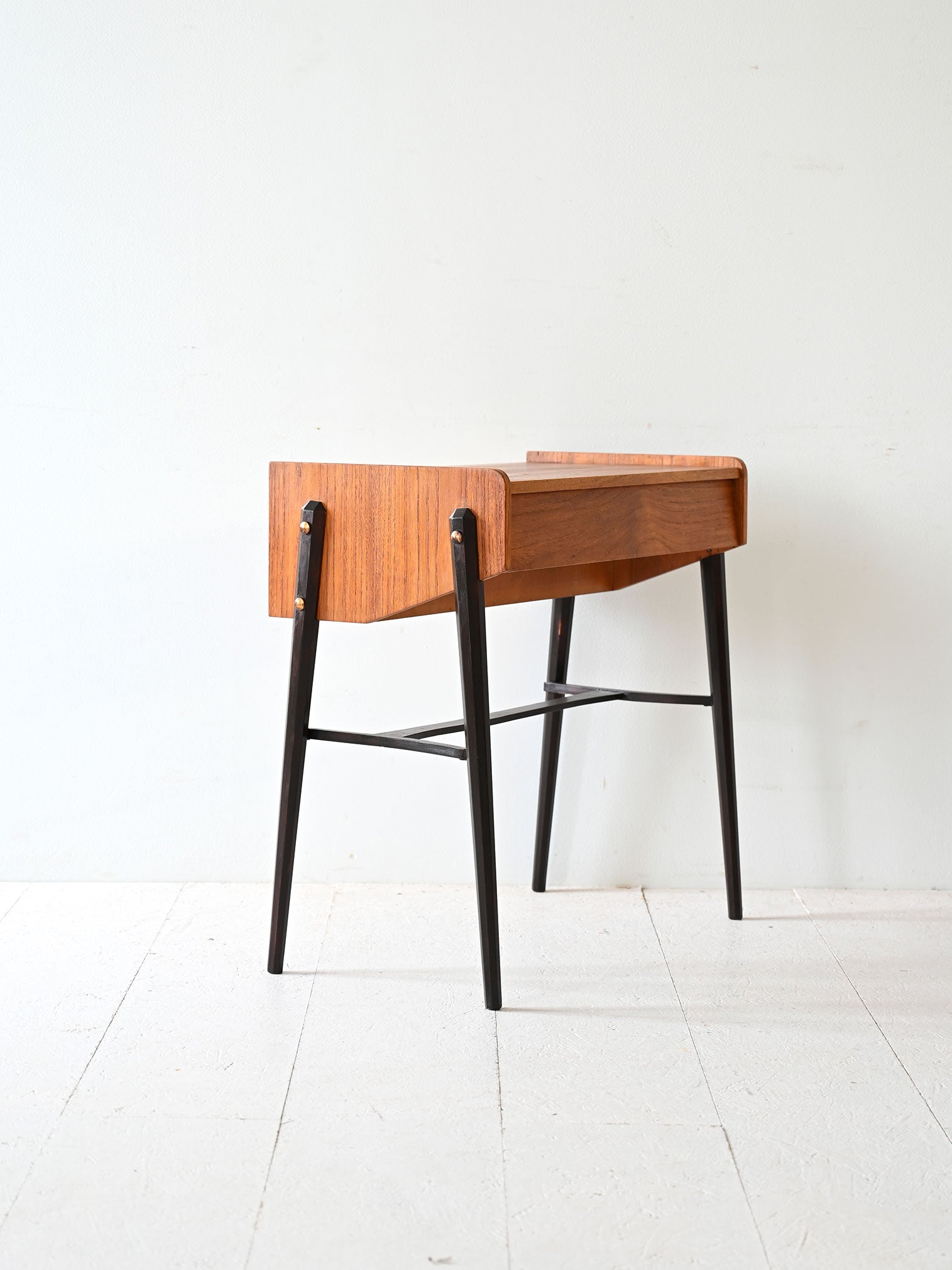 Tavolino scandinavo con piano a ribalta 3