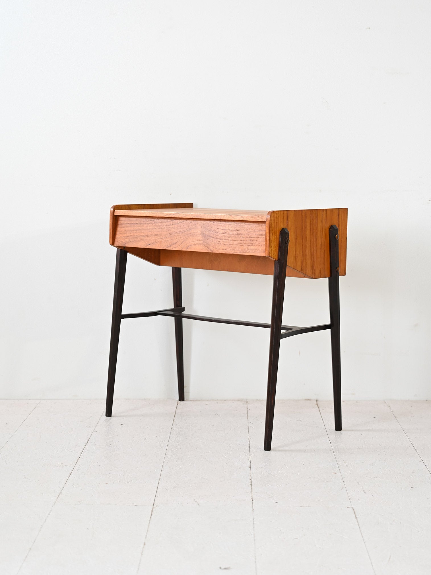 Tavolino scandinavo con piano a ribalta 4