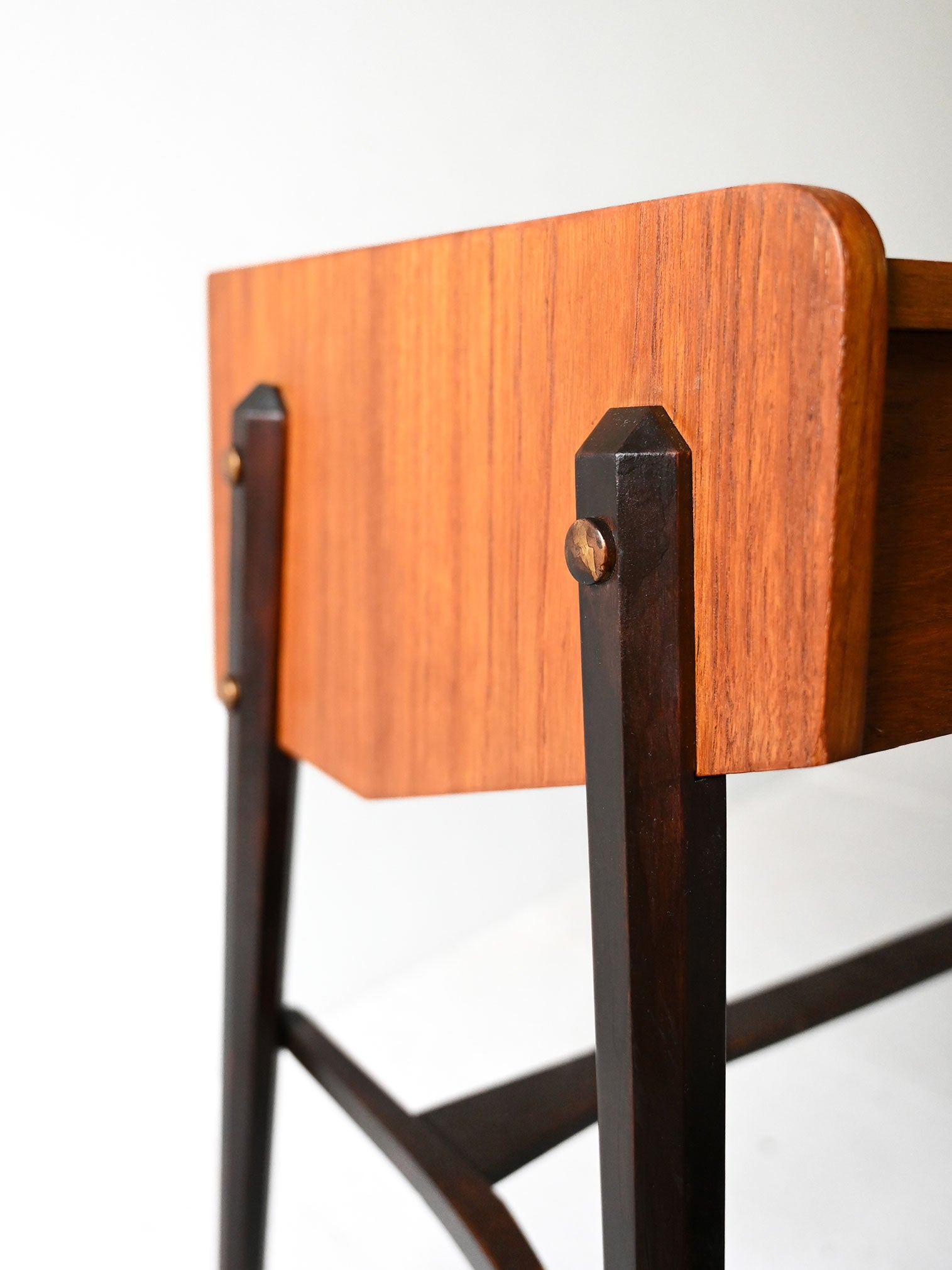 Tavolino scandinavo con piano a ribalta 8