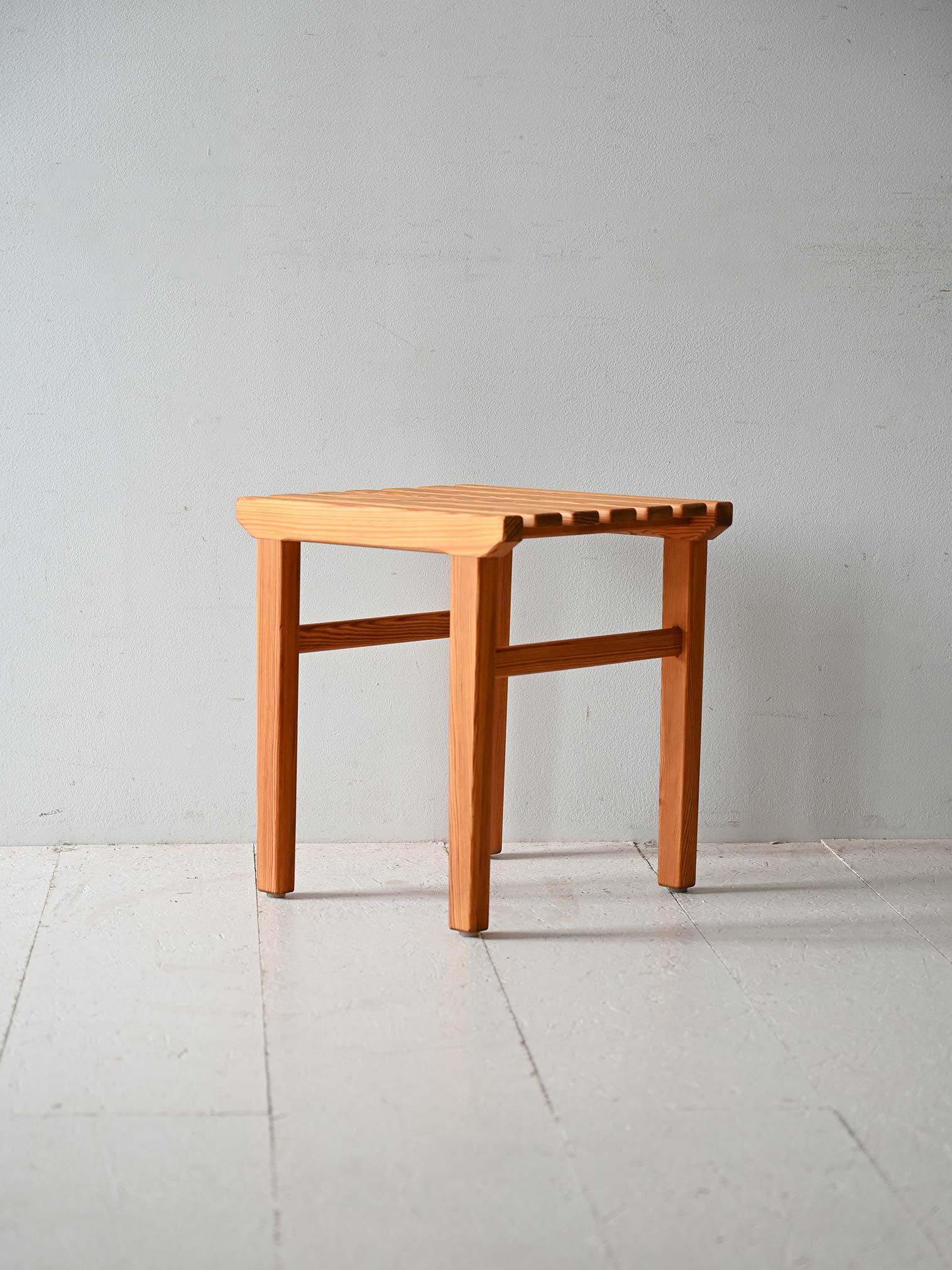 Sgabello scandinavo anni ’60 in pino a listelli 1