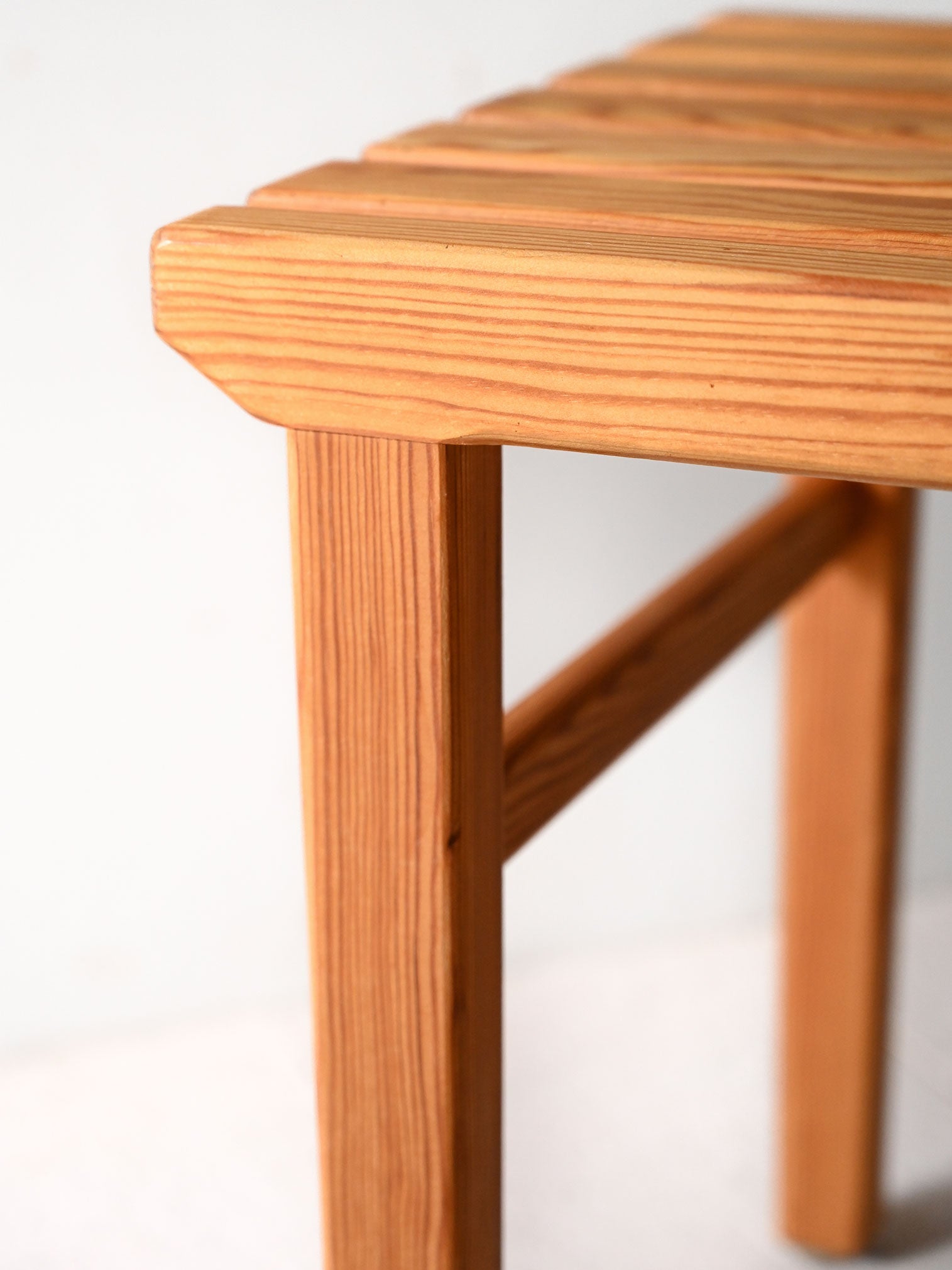 Sgabello scandinavo anni ’60 in pino a listelli 2