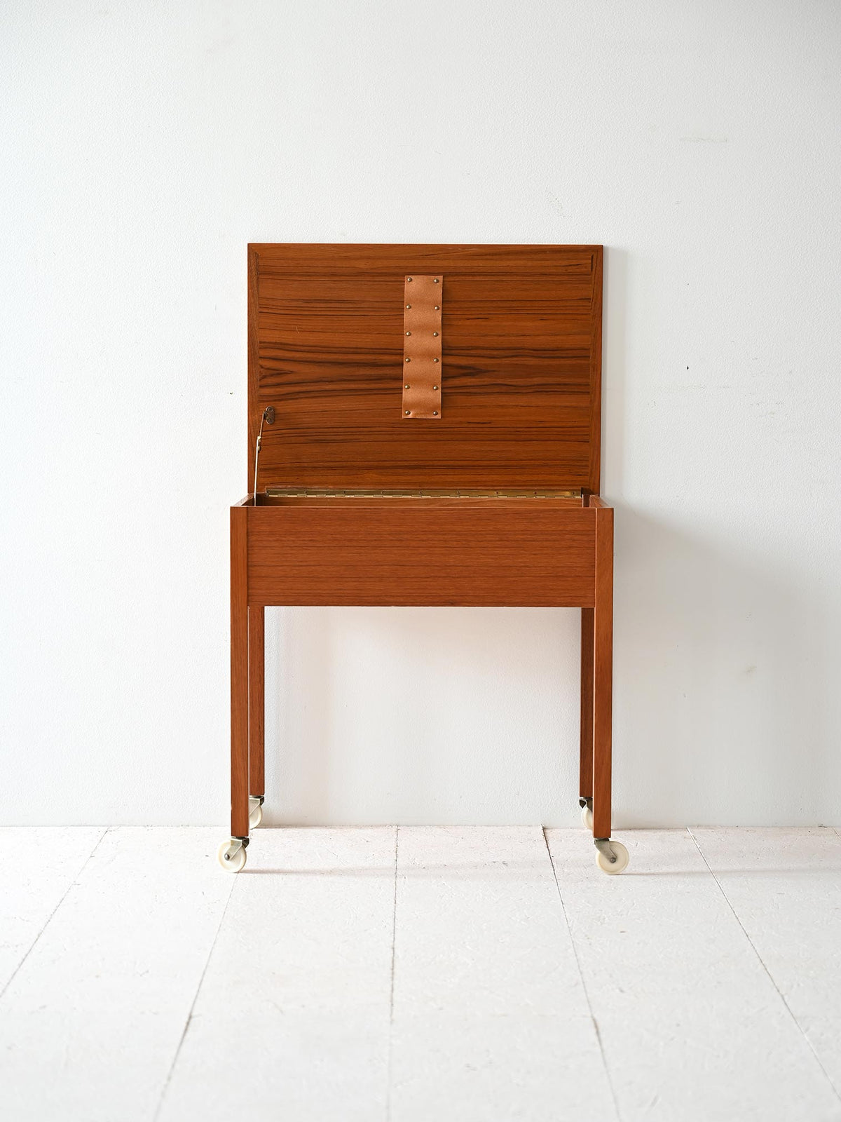 Mobiletto scandinavo anni '50 in teak con scomparti 2