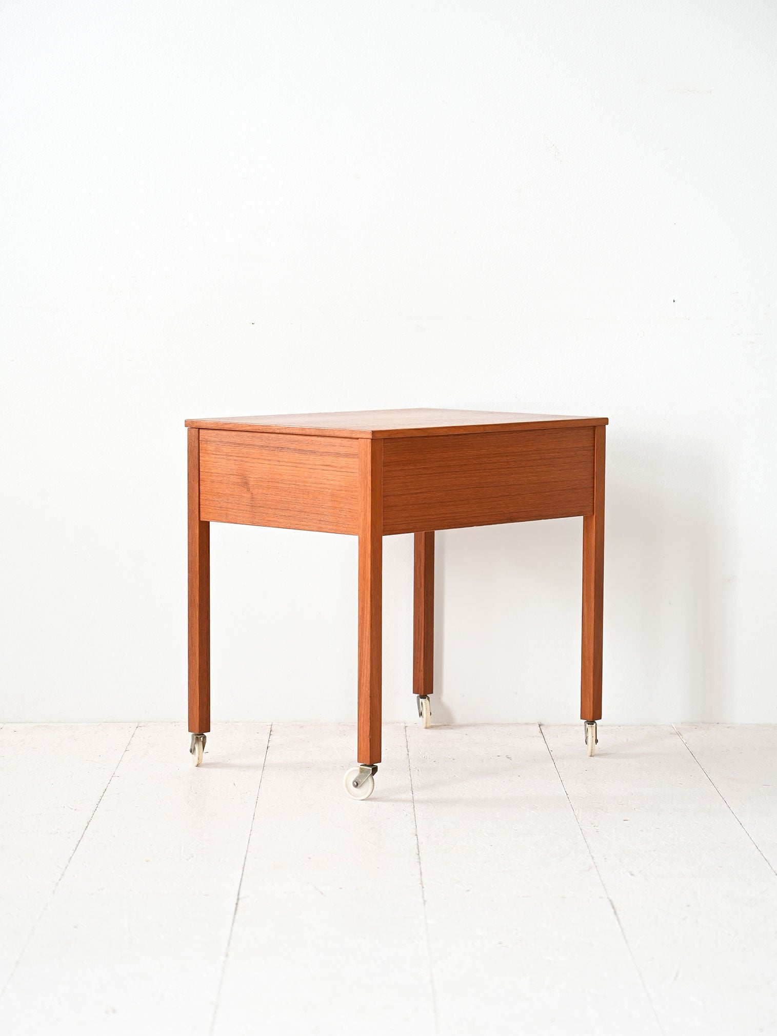 Mobiletto scandinavo anni '50 in teak con scomparti 3