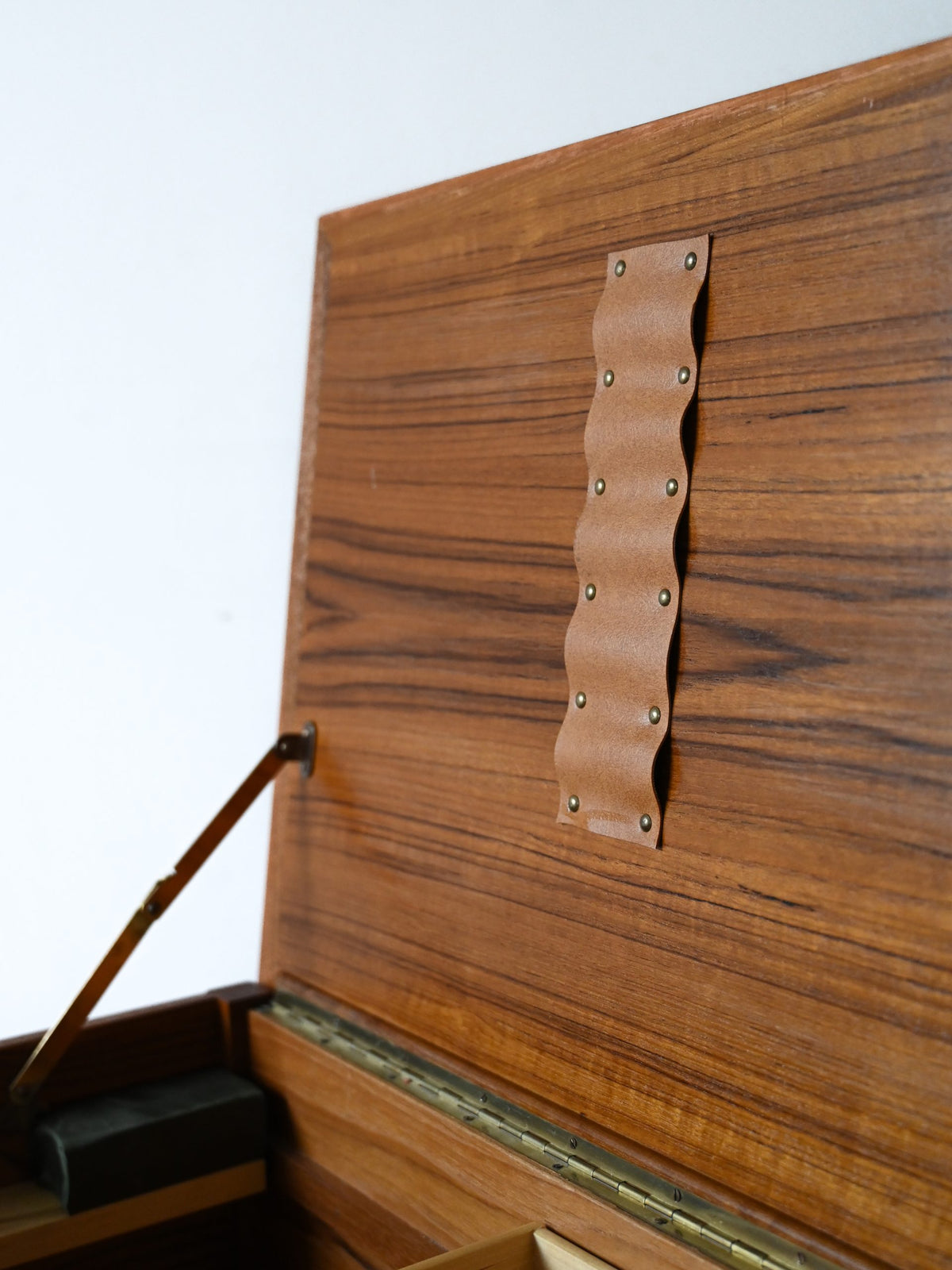 Mobiletto scandinavo anni '50 in teak con scomparti 7
