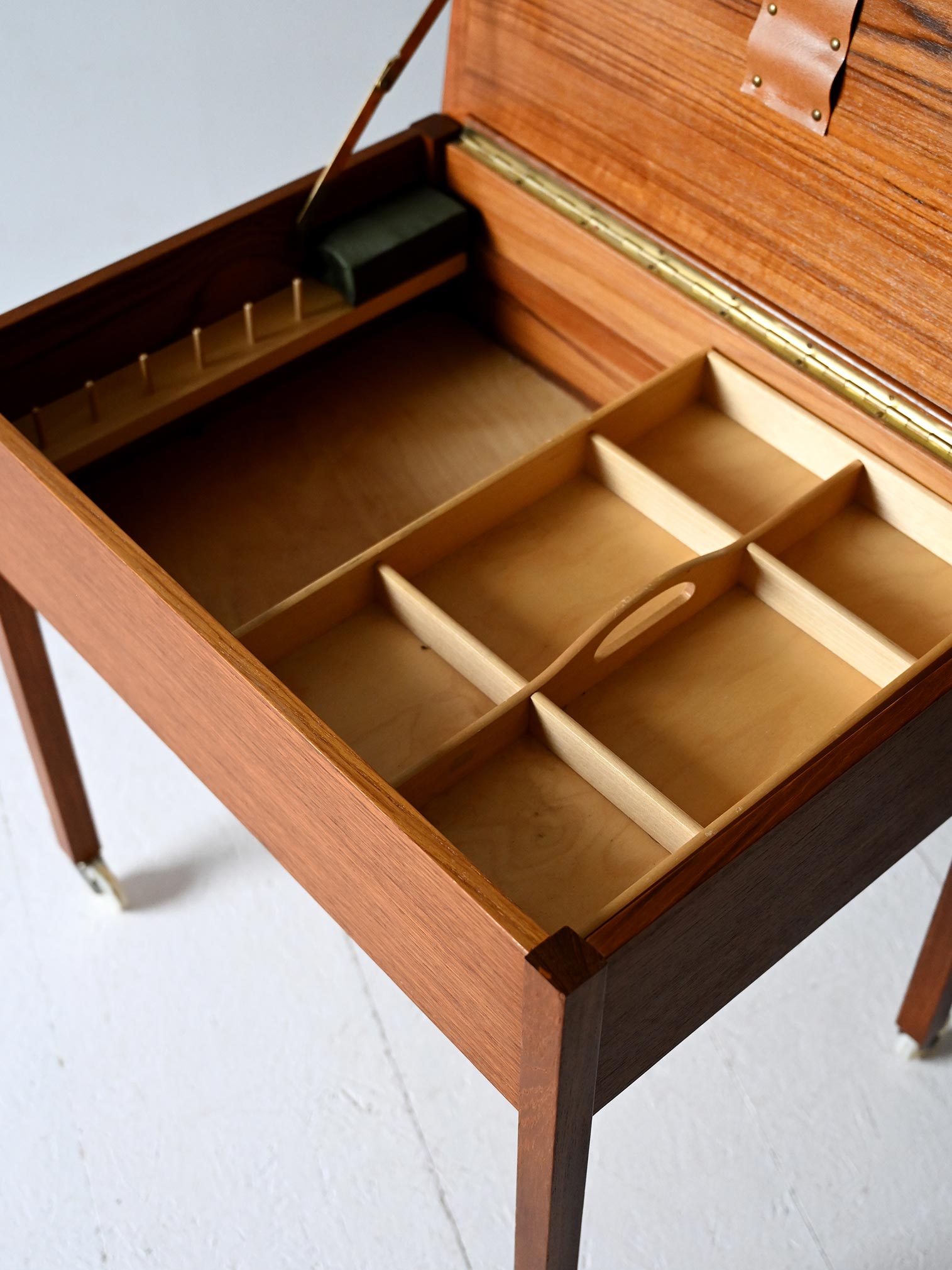 Mobiletto scandinavo anni '50 in teak con scomparti 8