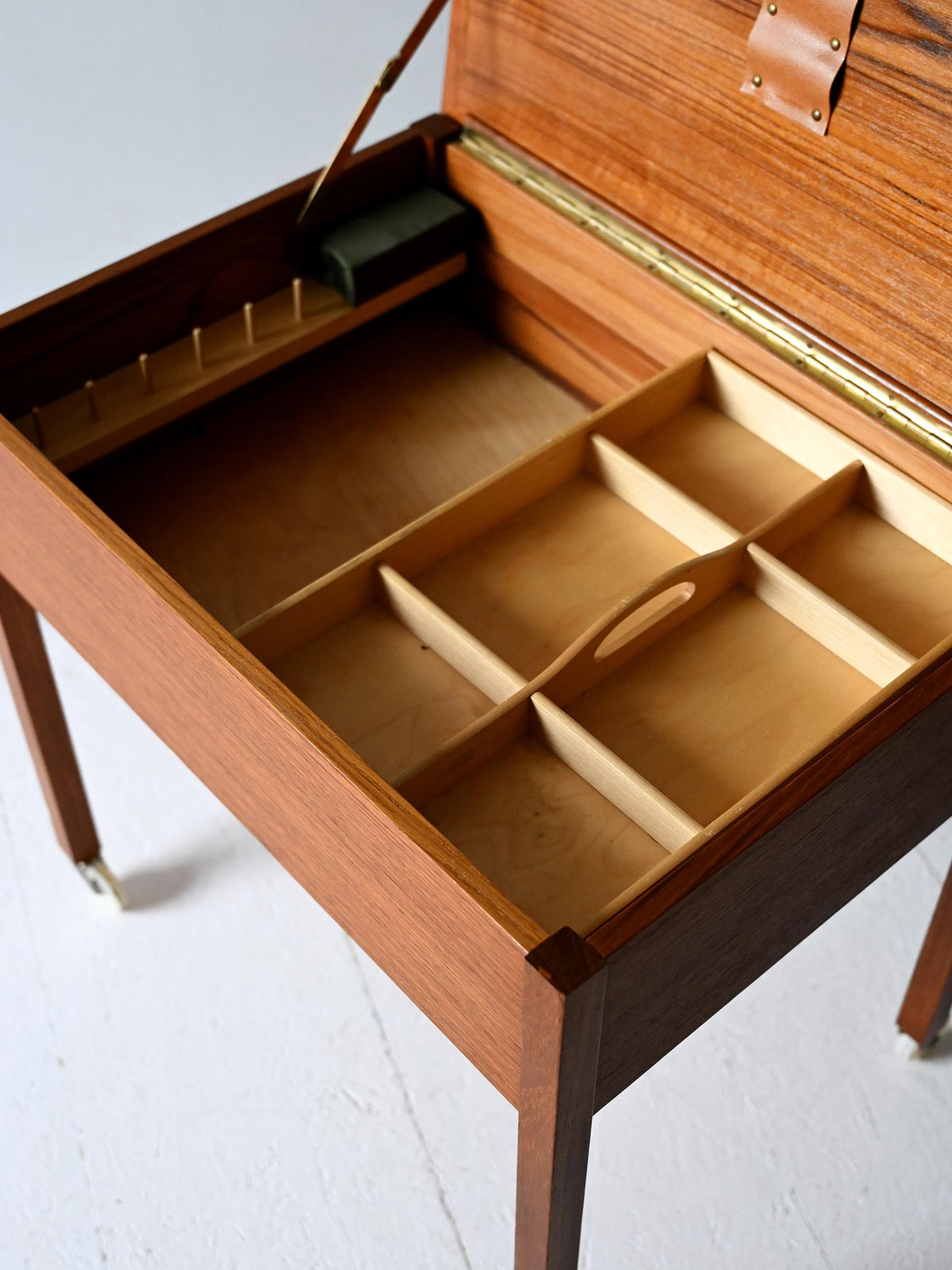Mobiletto scandinavo anni '50 in teak con scomparti 8