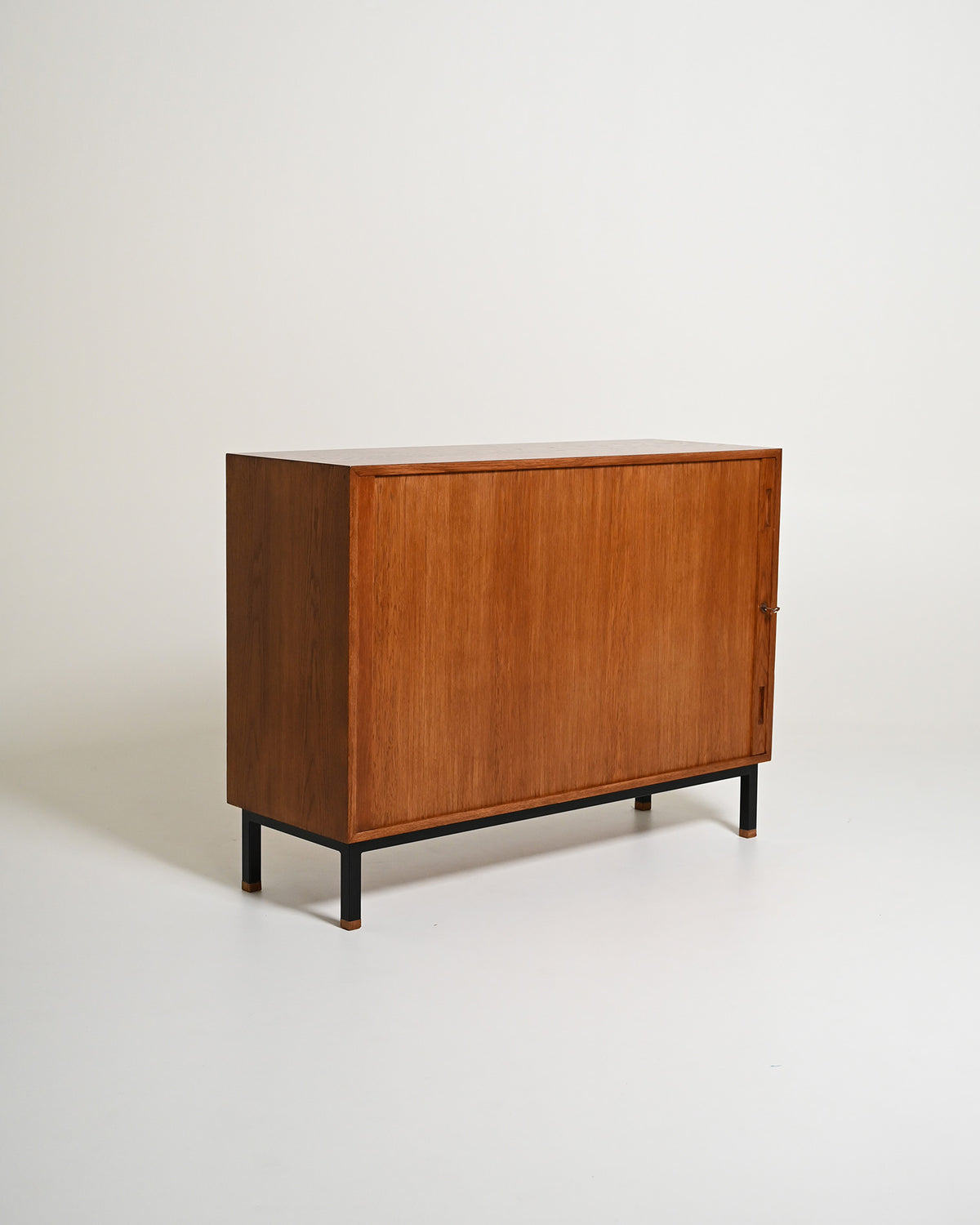 Cabinet scandinavo in rovere con chiudura a rullo, anni '60
