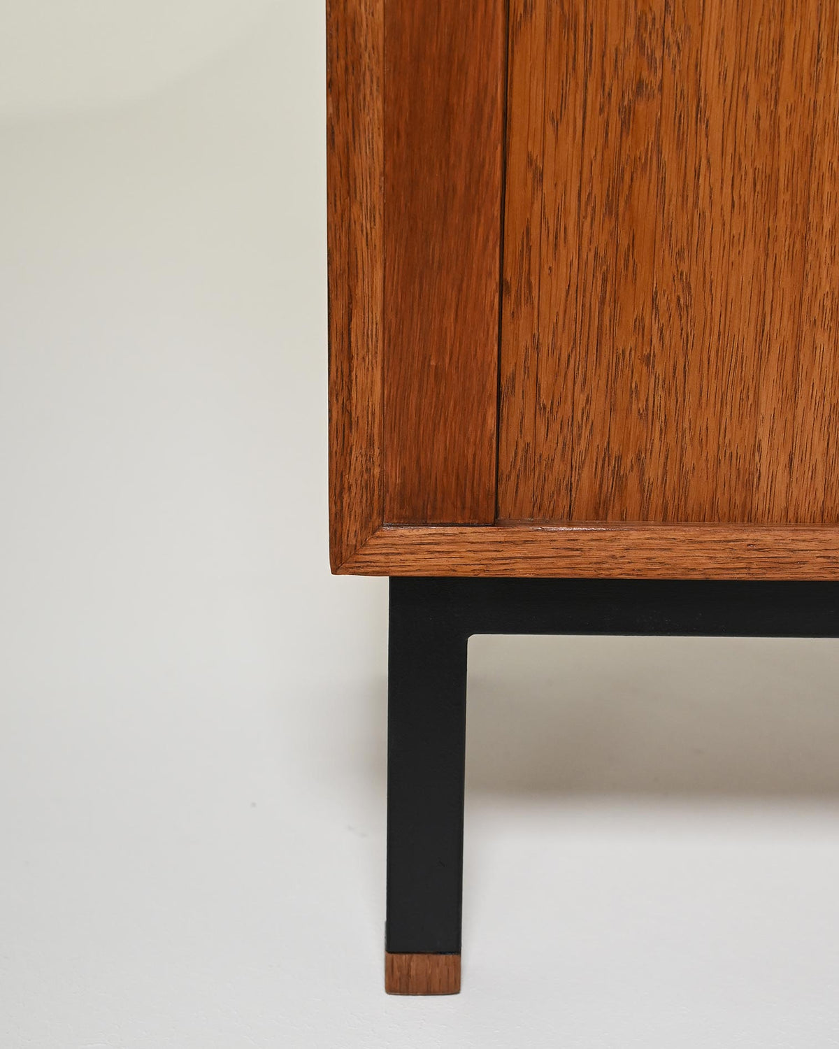 Cabinet scandinavo in rovere con chiudura a rullo, anni '60