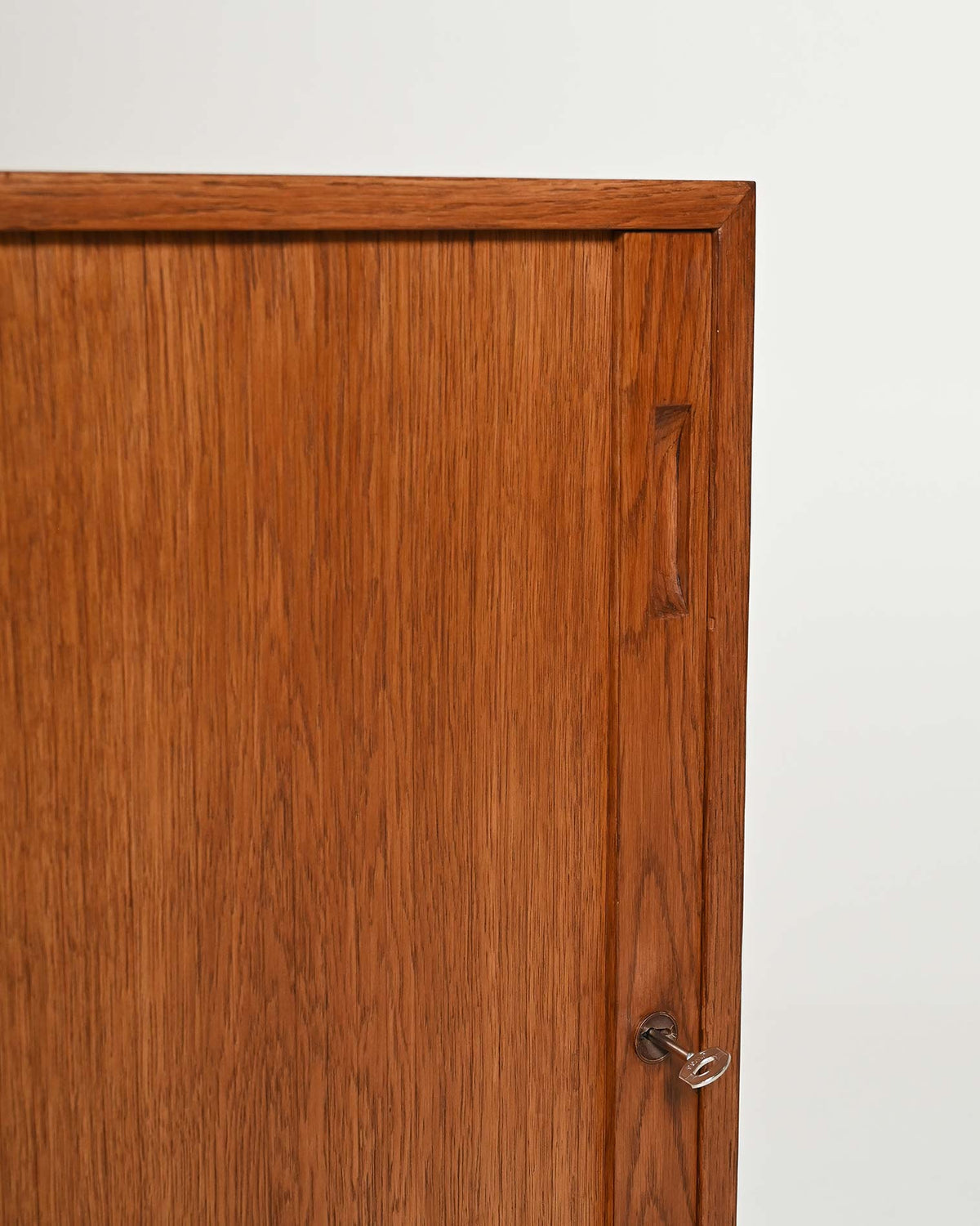 Cabinet scandinavo in rovere con chiudura a rullo, anni '60