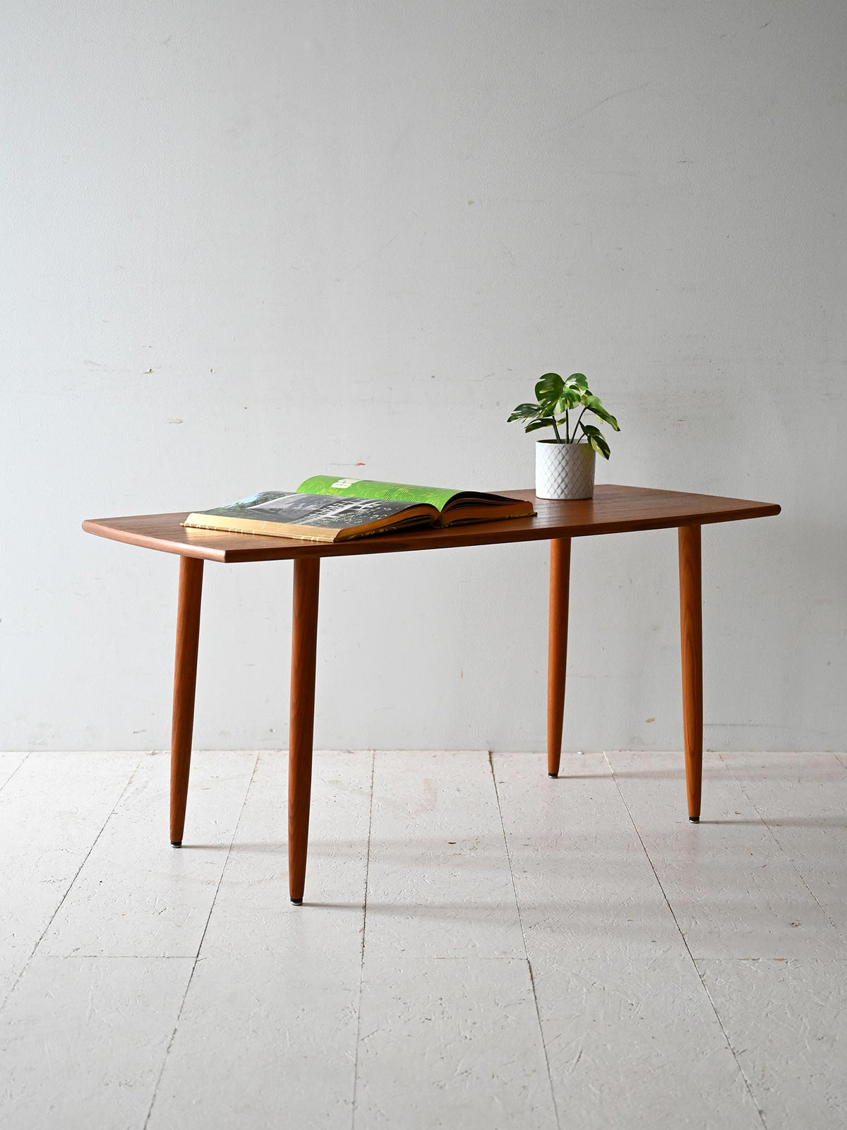 Tavolino da caffè scandinavo in teak anni ’50