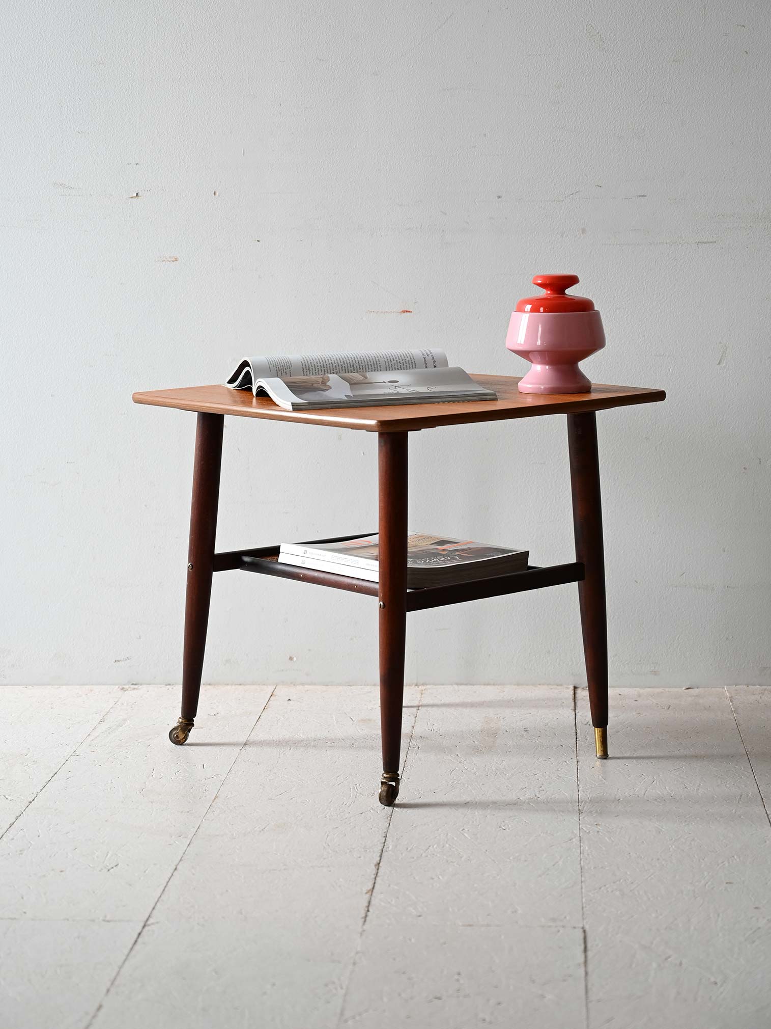 Coffee table scandinavo anni ’60 con mensola in paglia di Vienna