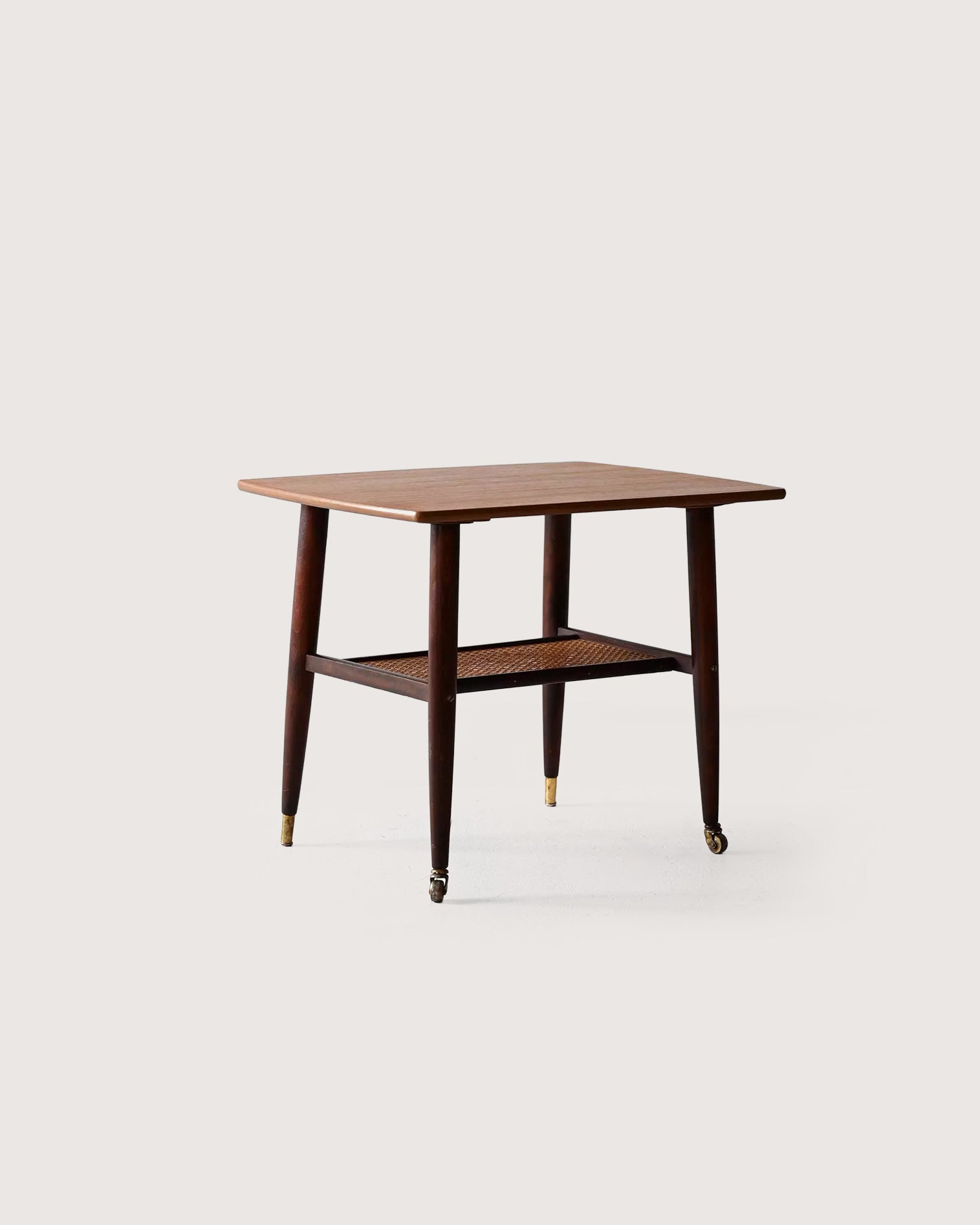 Coffee table scandinavo anni ’60 con mensola in paglia di Vienna